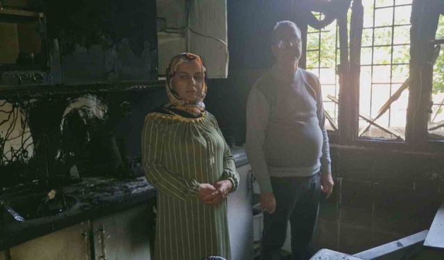 Yıldırım isabet eden ev küle döndü, dumandan etkilenen karı koca hastanelik oldu