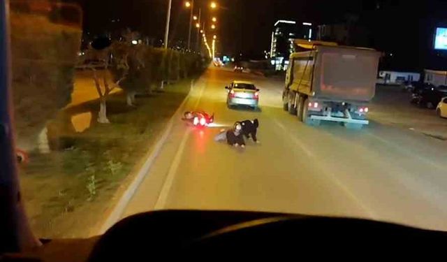 Yola savrulan 2 kişiye aldırış etmeyen sürücü arkasına bile bakmadı,  o anlar kamerada