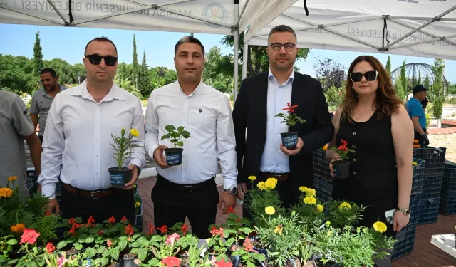 Manisa'da bayramlık çiçekler Büyükşehir'den