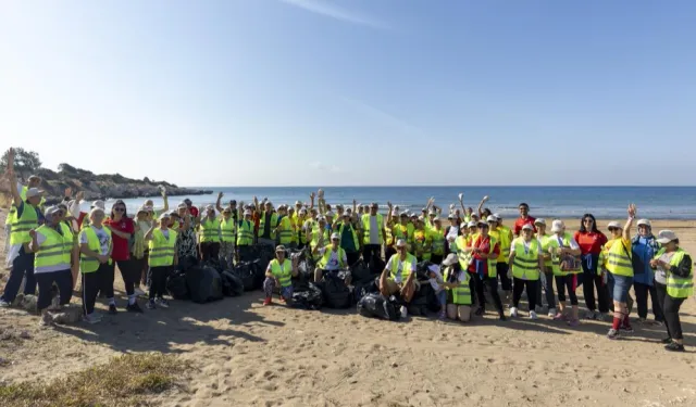 Mersin Büyükşehir ile gönüllüler Ayaş sahilini temizledi