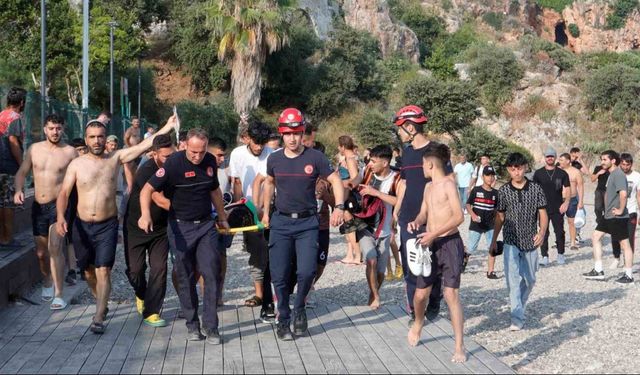 40 metrelik falezlerden atlayıp ağır yaralanan gencin tedavisi devam ediyor