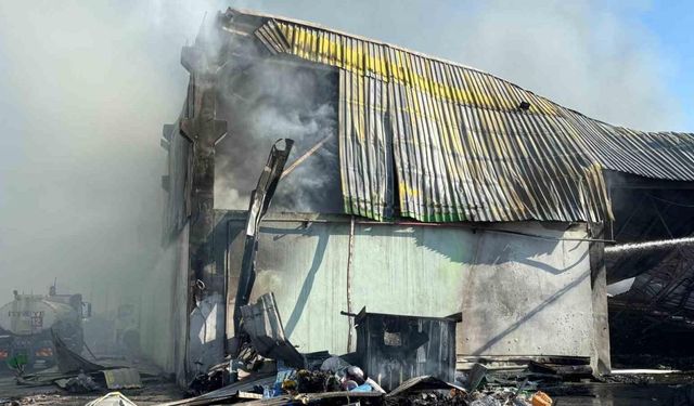 Adana’da geri dönüşüm fabrikasındaki yangın kontrol altına alındı