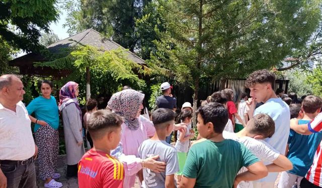 Adanalı çiftin bayram geleneği sürüyor: Yüzlerce çocuğa harçlık verdiler