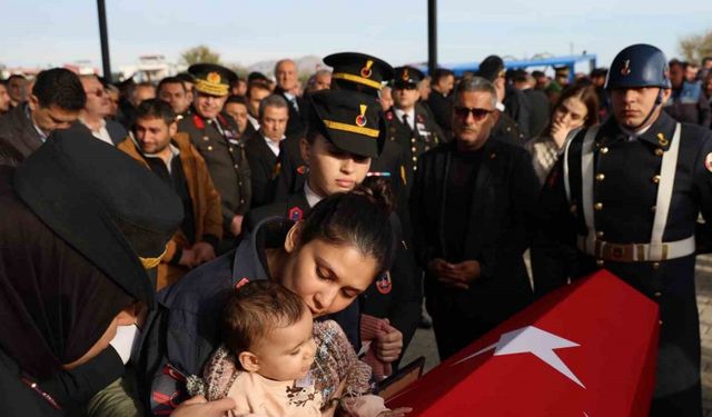 Adanalı şehidin eşi, düğün fotoğraflarını minik kızıyla çektirdi