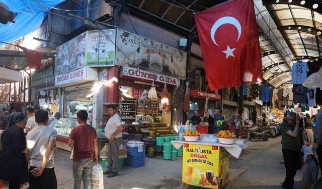 Afetzedeler yeniden inşa edilecek Uzun Çarşı’da son bayram alışverişini yaptılar