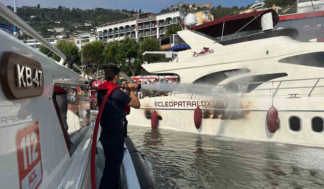 Alanya’da iskeleye bağlı lüks yat alevlere teslim oldu