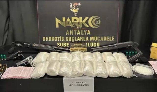 Antalya emniyeti zehir tacirlerine geçit vermedi: 16 kilo uyuşturucu ve 5 silah ele geçirildi