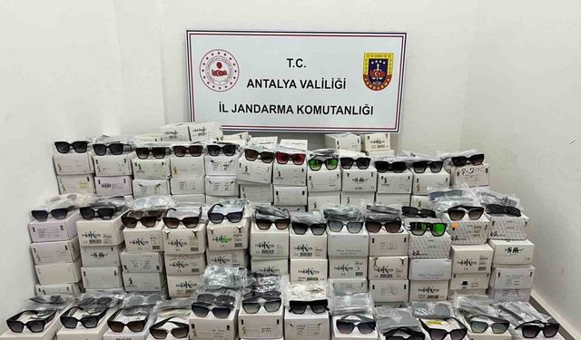 Antalya’da 16 bin adet kaçak güneş gözlüğü yakalandı