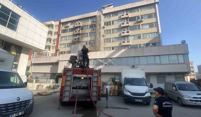 Antalya’da iş merkezinde çıkan yangın korkuttu