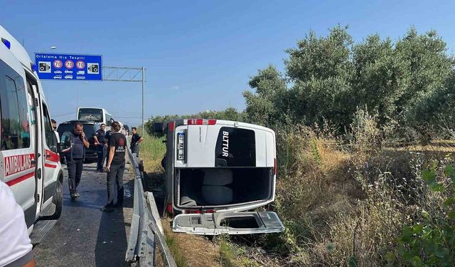 Antalya’da kontrolden çıkan minibüs devrildi, 6 turist ve sürücü yaralandı