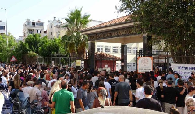Antalya’da LGS sınavı öğrenciler kadar velileri de heyecanlandırdı