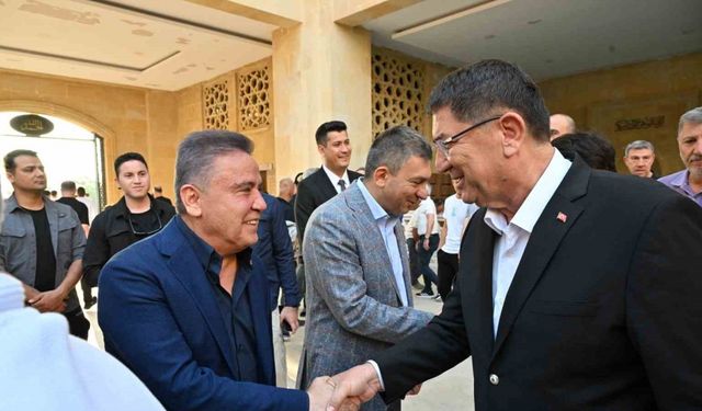 Başkan Muhittin Böcek protokol ve vatandaşlarla bayramlaştı