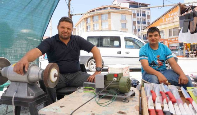 Burdur Gölhisar’da Kurban Bayramı öncesi bıçak bileme ustalarının yoğun mesaisi başladı