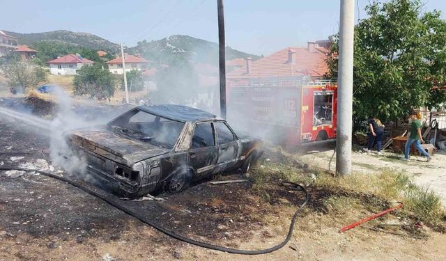 Burdur’da park halindeki otomobil alev alev yandı