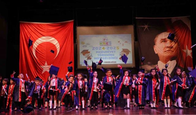Büyükşehir kreşlerinde 208 öğrenci kep fırlatıp mezun oldu