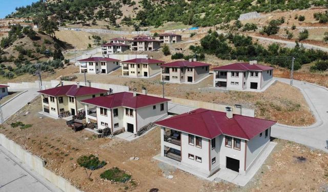 Deprem mağduru nine: "Hiç aklıma gelmezdi böyle ev yapacakları"