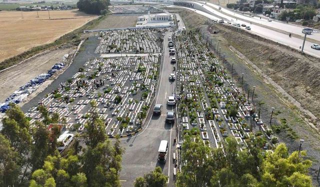 Deprem şehitliğinde hüzünlü Kurban Bayramı
