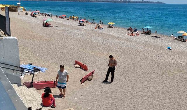 Evsiz adam Konyaaltı Sahili’nde ölü bulundu