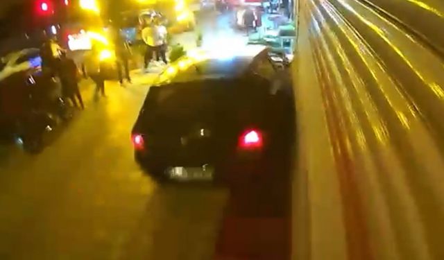 Freni boşalan otomobil iş yerine çarptı: O anlar kamerada