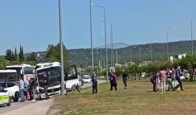 Freni patlayan minibüs önündeki araca ve aydınlatma direğine çarptı: 4 yaralı