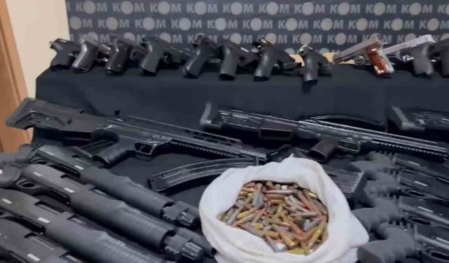 Hatay’da kaçakçılara operasyon: Çok sayıda silah ve mühimmat ele geçirildi