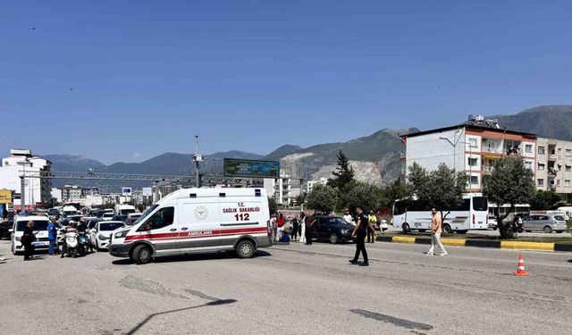 Hatay’da yolun karşısına geçmeye çalışan yaşlı kadına otomobil çarptı
