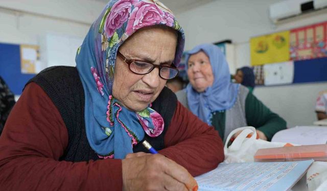 Hepsi torun sahibi: Adanalı ninelerin okuma azmi