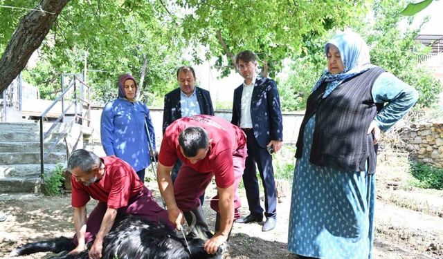 Isparta Belediyesi evlere giderek tek tek kurbanları kesti