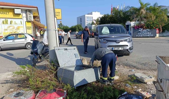 Kaza yapan araçlar elektrik panosu devirdi