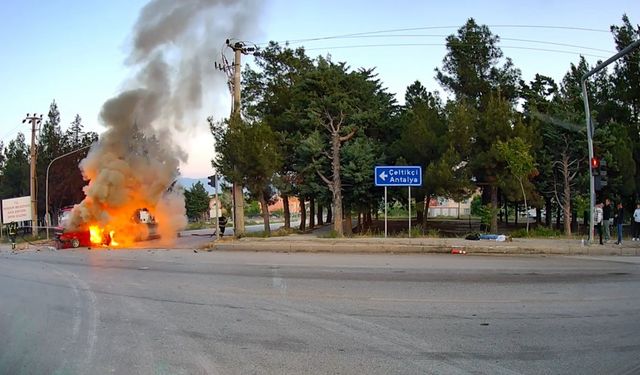 Kontrolden çıkan otomobil önce refüje, sonra tıra çarpıp alev aldı: 1 ağır yaralı