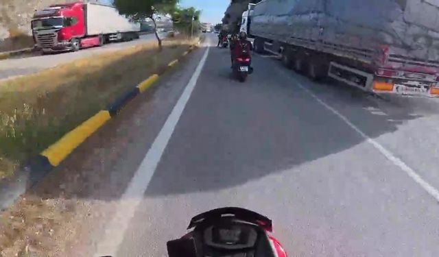 Korna çalınmasına sinirlendi, tırı motosikletlerin üzerine sürdü