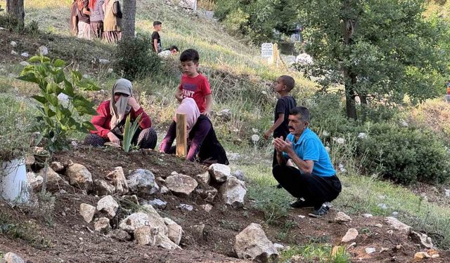 Köy sakinleri mezarlıkta buluşup dua etti