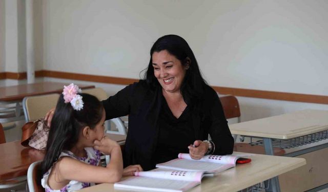Kübalı gelin, annesi ve kızıyla Türkçe öğrenmeye başladı