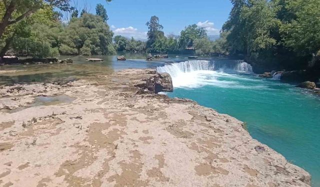Manavgat Şelalesi’nde su seviyesi düştü, kara göründü