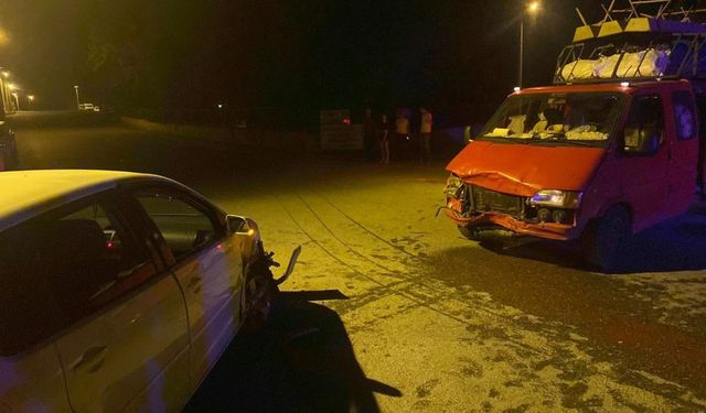 Manavgat’ta kamyonetle otomobil çarpıştı: 3 yaralı