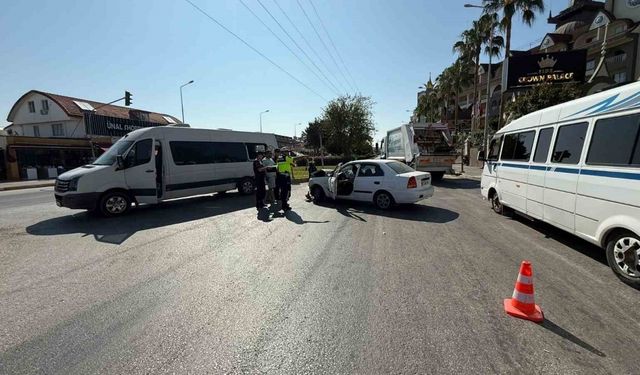 Manavgat’ta otomobil tur aracına çarptı: 5 yaralı