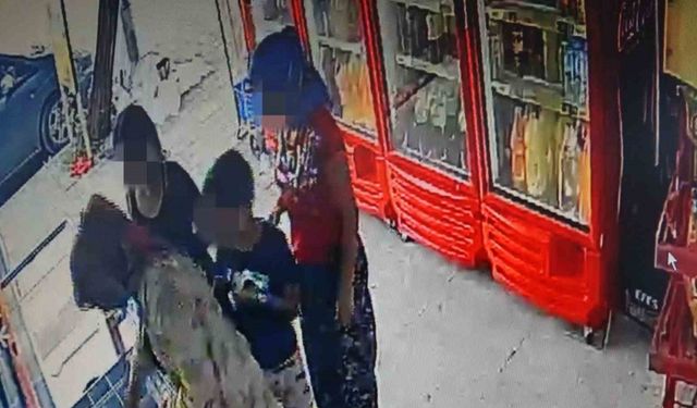 Marketten dondurma ve içecekleri alıp kıyafetlerine gizleyen kadınlar, ticari takside yakalandı