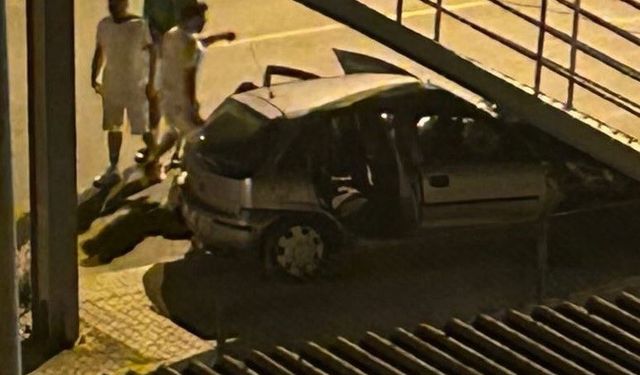 Mersin’de otomobil üst geçide çarptı: 6 yaralı