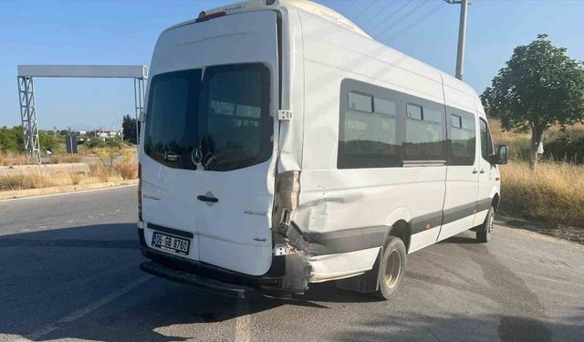 Motosiklet minibüse çarptı, sürücü ağır yaralandı