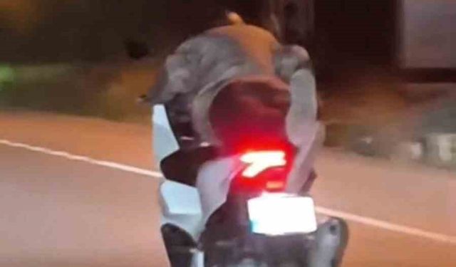 Motosiklet sürücüsü yaptığıyla hayrete düşürdü