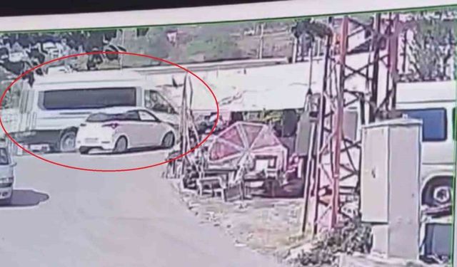 Otomobille çarpışan minibüs dereye uçtu, o anlar kamerada