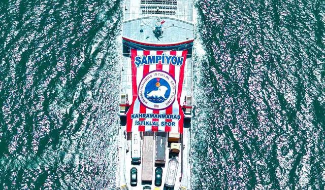 ’Şampiyon Kahramanmaraş İstiklalspor’ yazılı dev pankart denizde dalgalandı