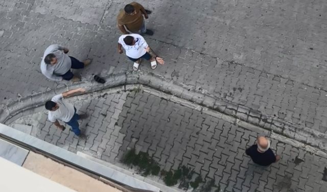 Sokakta eşini bıçakla rehin aldı, vatandaş tek hamleyle kurtardı: O anlar kamerada