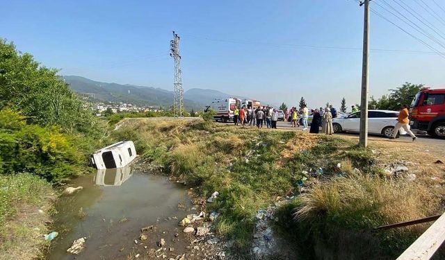 Sulama kanalına uçan midibüsteki 4 kişiyi itfaiye ekibi kurtardı