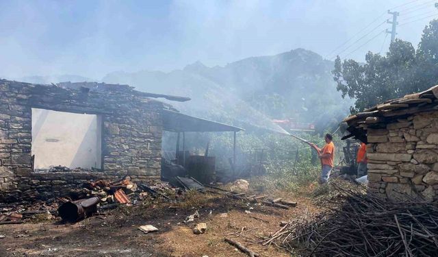 Yangında hem taştan yaptığı evini hem de biriktirdiği 80 bin lirayı kaybetti
