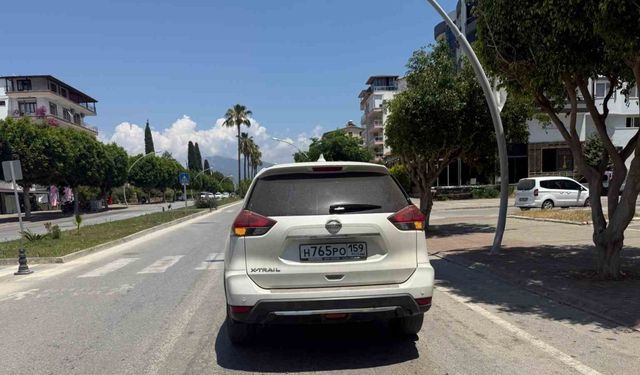 Yayaya yol veren araca çarpmamak için kaza yaptı