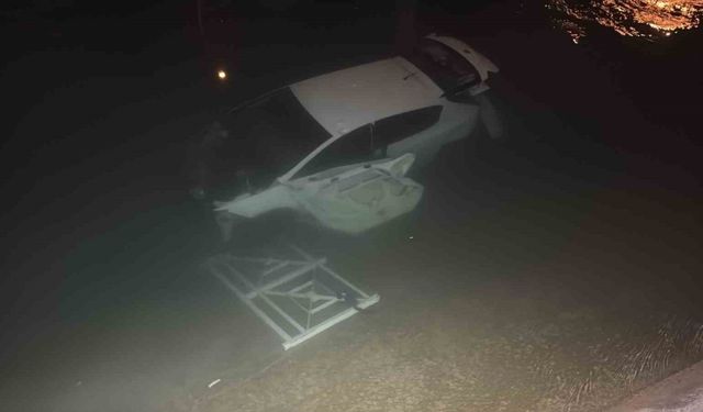 Adana’da otomobil sulama kanalına düştü: 3 yaralı
