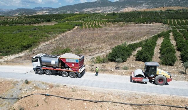 Akdeniz’de kırsal mahallelere yol desteği sürüyor