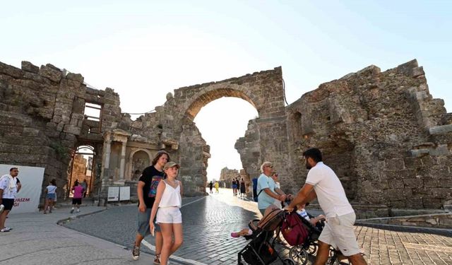 Antalya tüm zamanların günlük turist rekorunu kırdı