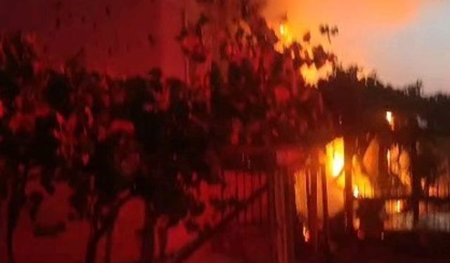 Antalya’da alev alev yanan ev kullanılamaz hale geldi